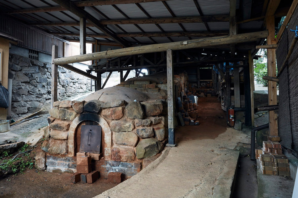 割竹式登り窯の焼成(矢野直人) Firing process of the sectioned bamboo style kiln(Naoto Yano)