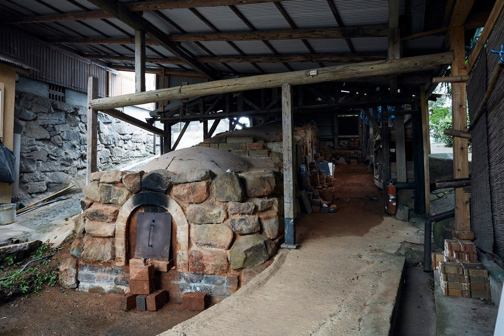 割竹式登り窯の焼成（矢野直人） Firing process of the sectioned bamboo style kiln(Naoto Yano)